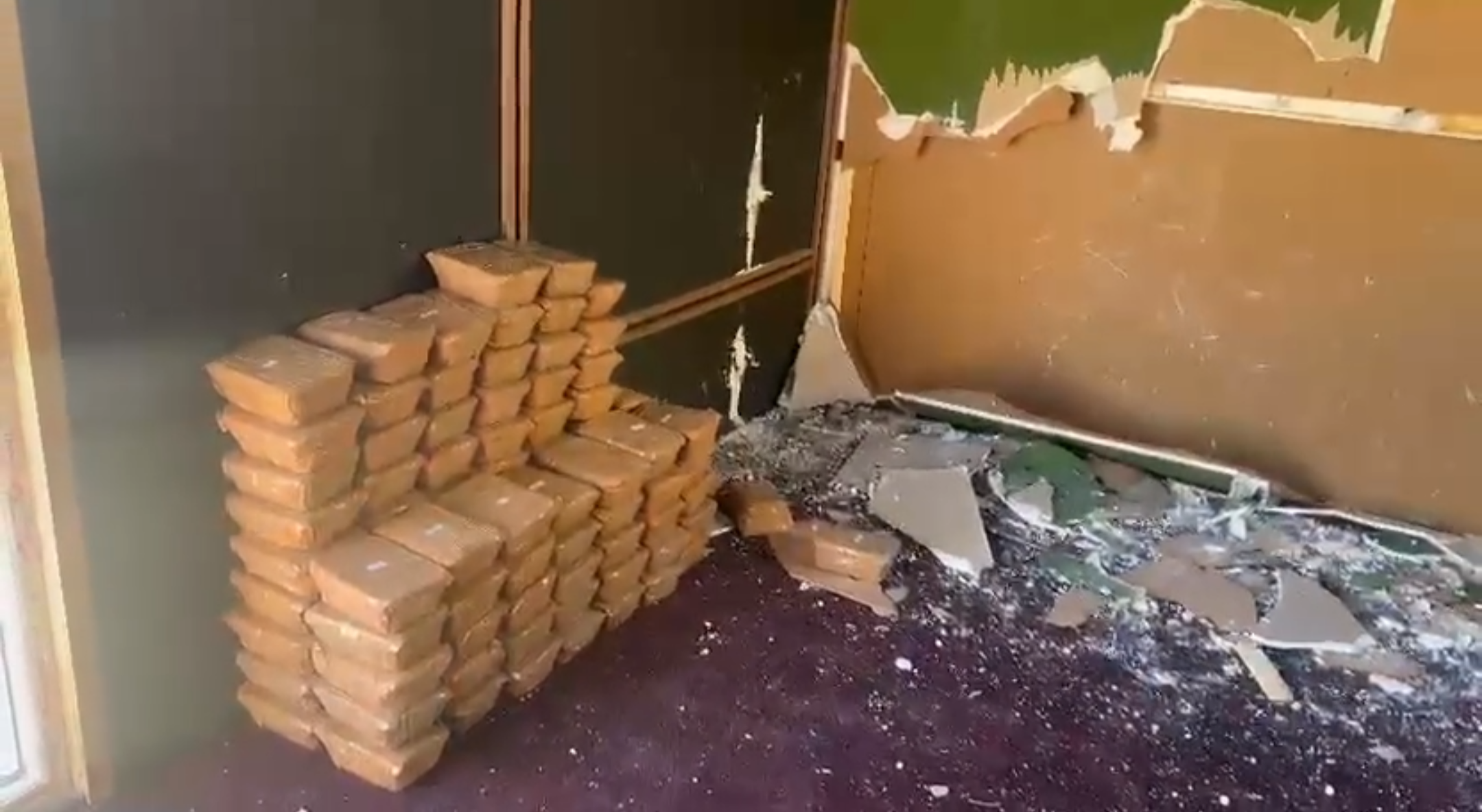 کشف ۸۳ کیلوگرم مواد مخدر جاسازیشده در کلبه چوبی در مرز سرو کشف ۸۳ کیلوگرم مواد مخدر جاسازیشده در کلبه چوبی در مرز سرو